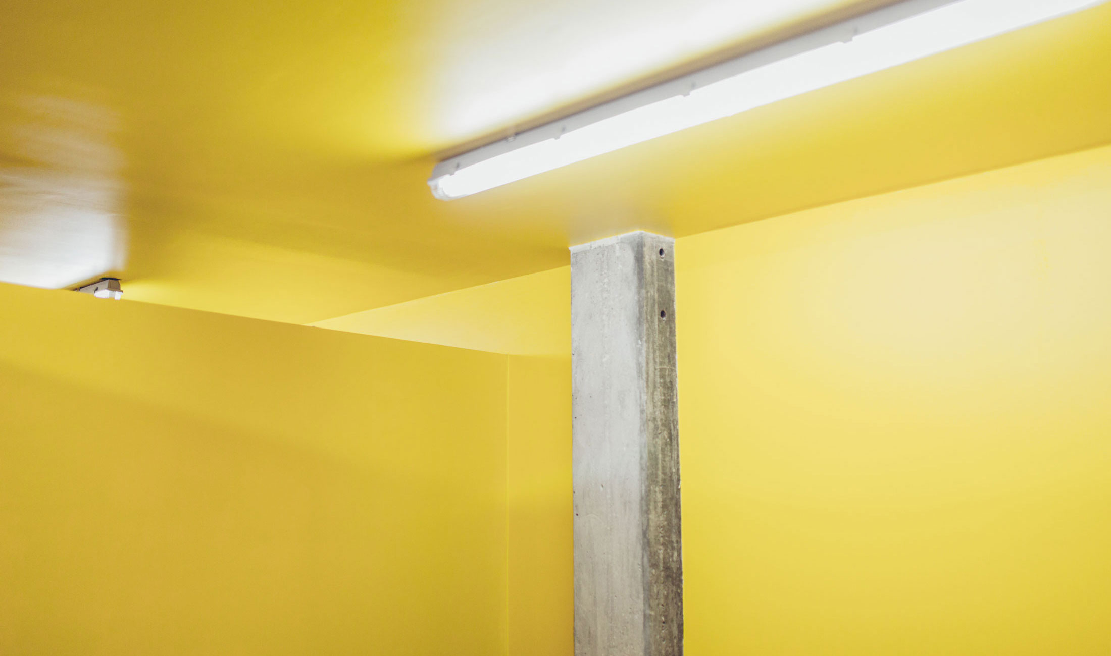 Detail der gelben Decken in den Waschräumen