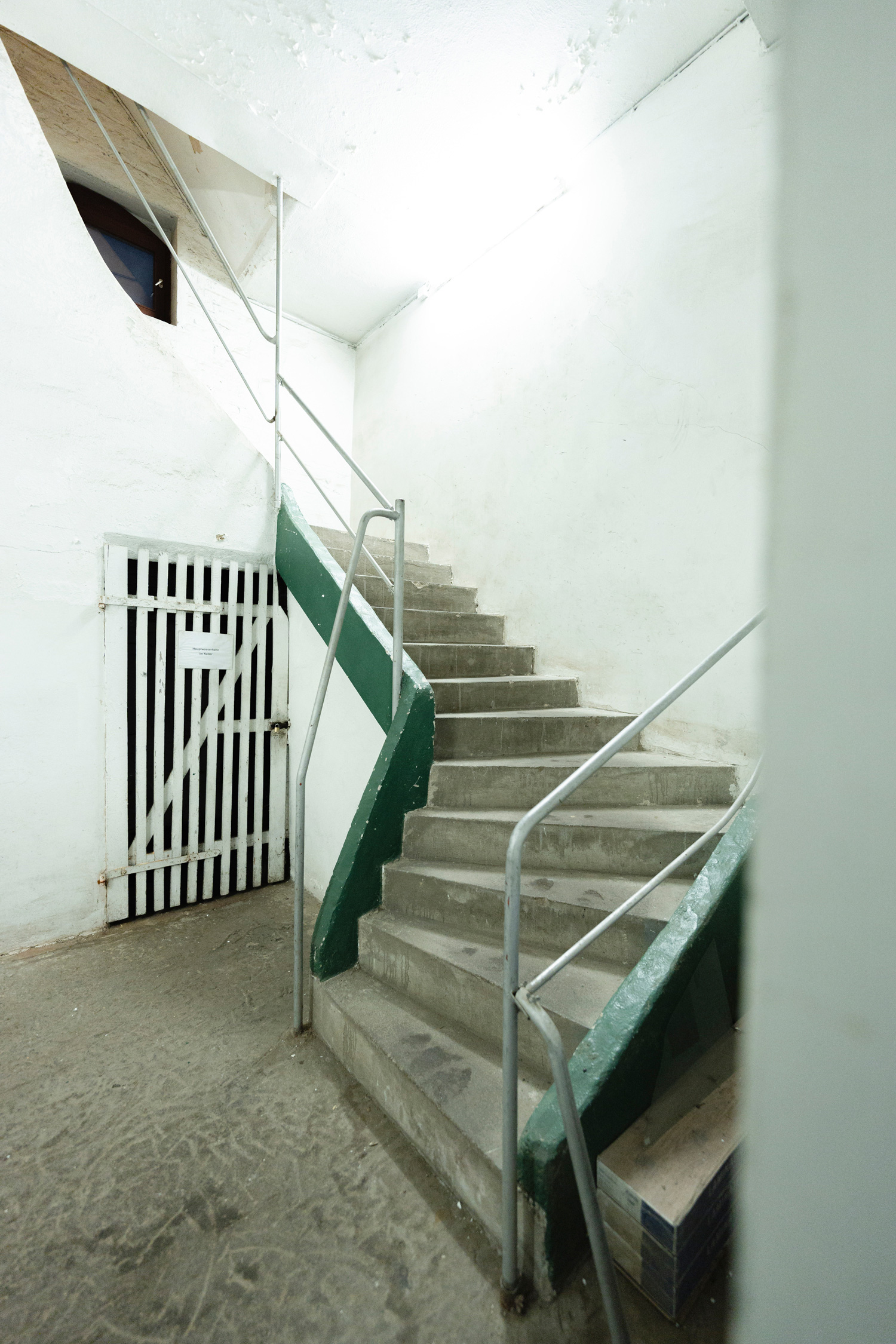 Treppe aus Beton in einem weißen Raum